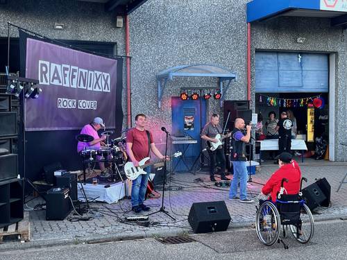 Bild der Band RAFFNIXX auf der Bühne in Aktion