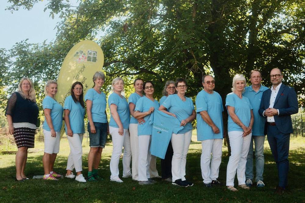 Quelle: Volksbank pur Im Bild außer den genannten noch 10 Mitarbeitende der Diakoniestation mit gespendeten T-Shirts