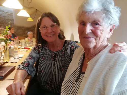 Frau Schwarzbäcker und eine strahlende Dame im Gewölbekeller.