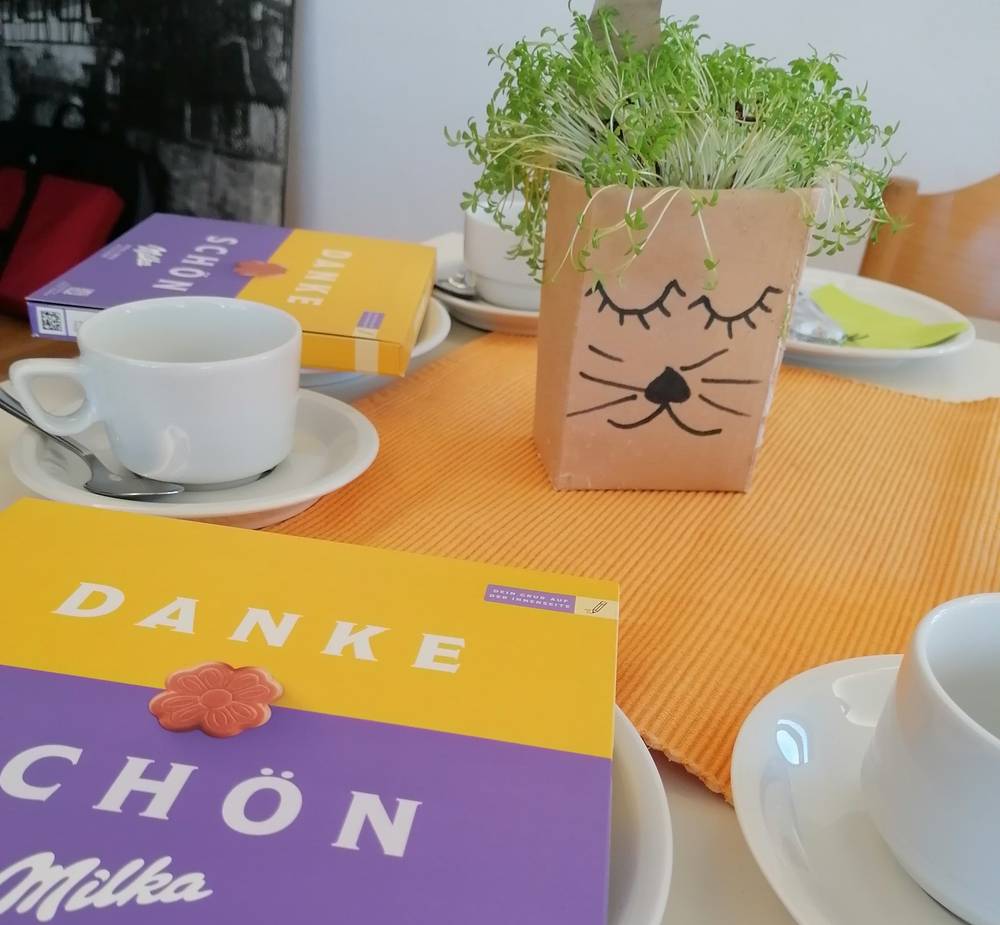 Bild der schön gedeckten Kaffeetafel mit Dekoration
