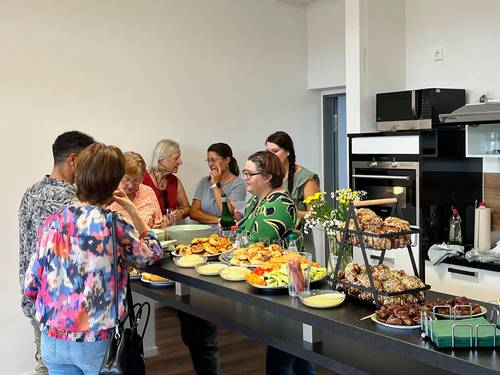 Eine Gruppe Mitarbeitende am Buffet