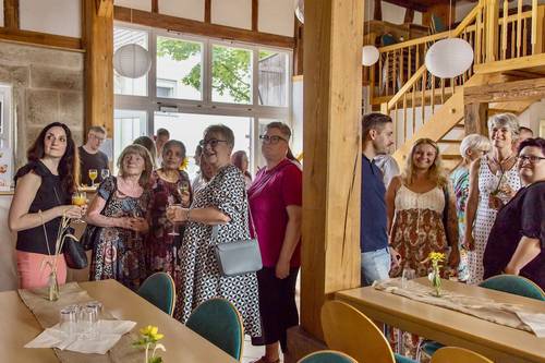 Bild mit Besuchern und Mitarbeitern in der Pfarrscheuer