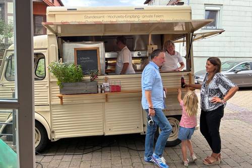 Bild des Flammkuchenwagens vor der Pfarrscheuer mit Besuchern
