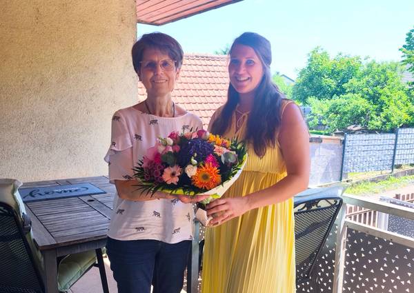 Quelle: Diakoniestation Bauschlotter Platte Frau Jessica Finsterle (Einsatzleitung Nachbarschaftshilfe) überreicht der Jubilarin Frau Jäger (links) einen Blumenstrauß
