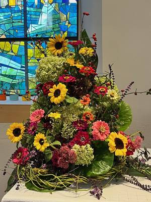 Quelle: Roland Binder Bild mit wunderschönem herbstbunten Blumengesteck auf dem Altar